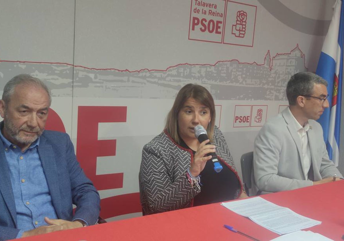Tita García Élez, flanquedada por Luis Enrique Hidalgo y José Francisco Rivas