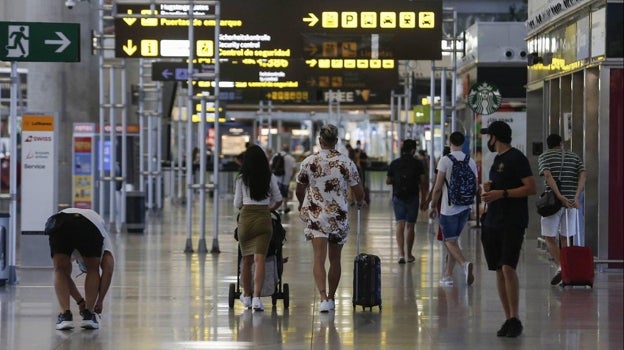 Viajeros en el aeropuerto de Málaga