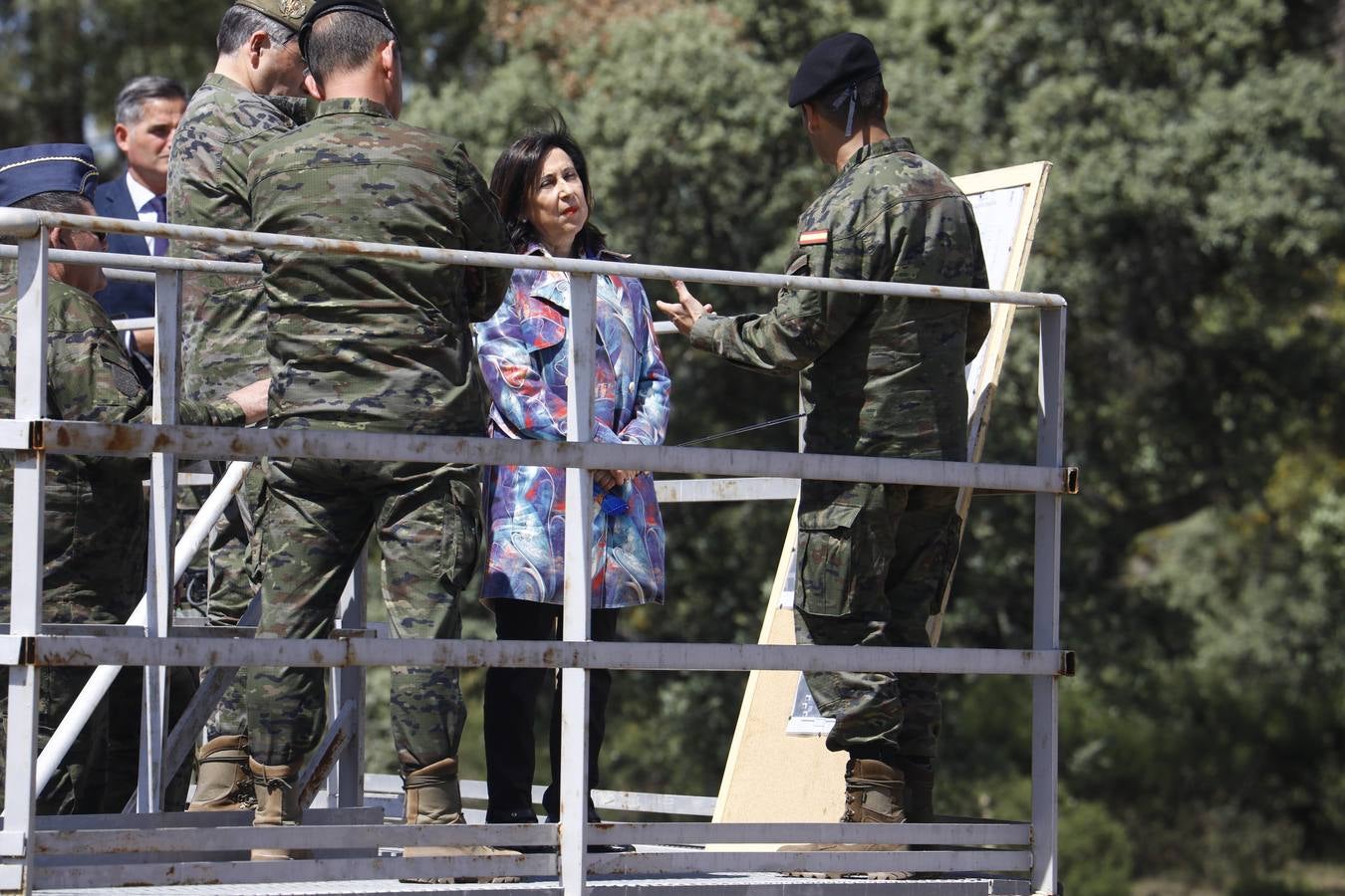 La visita de la ministra de Defensa a la Base de Cerro Muriano en Córdoba, en imágenes