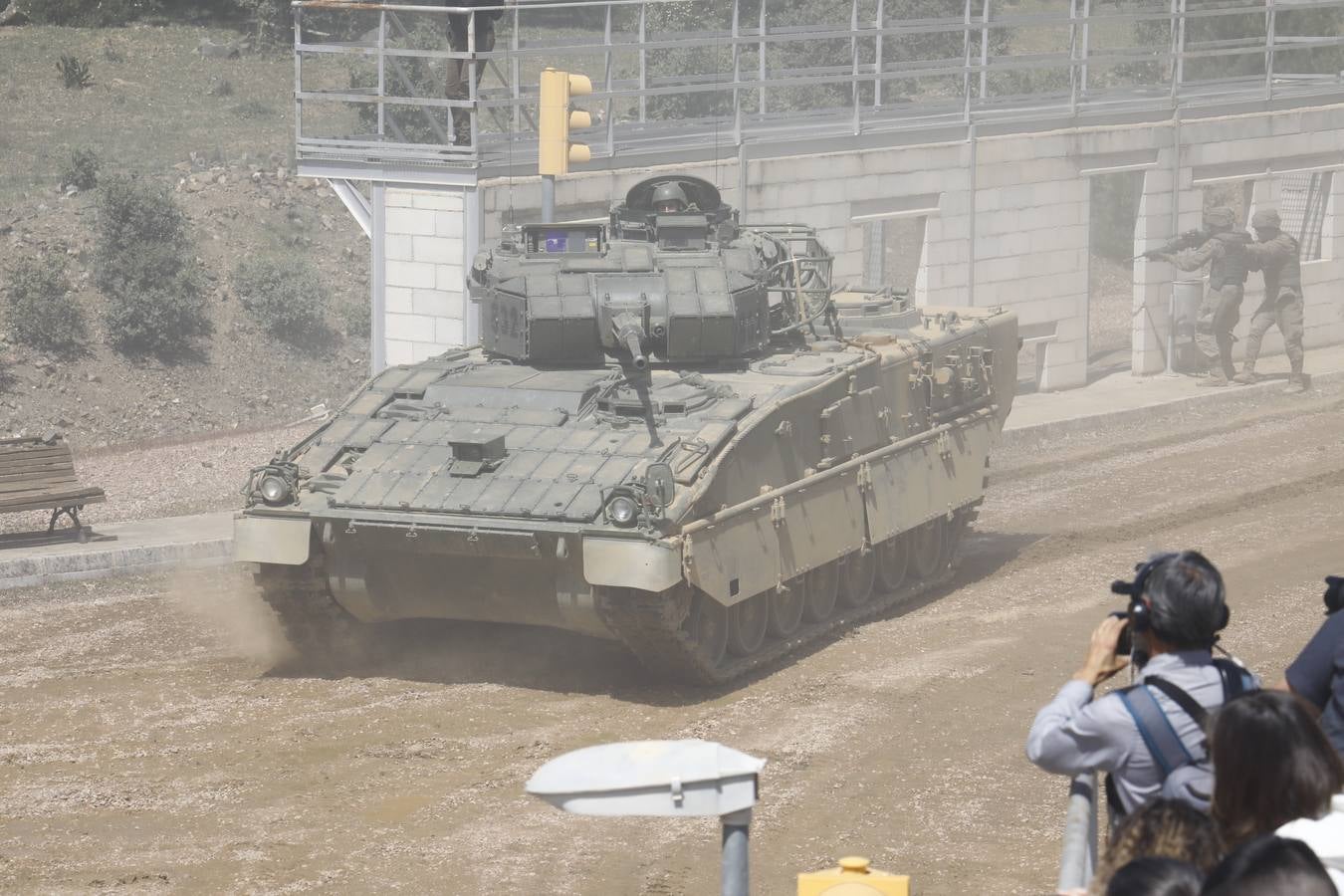 La visita de la ministra de Defensa a la Base de Cerro Muriano en Córdoba, en imágenes