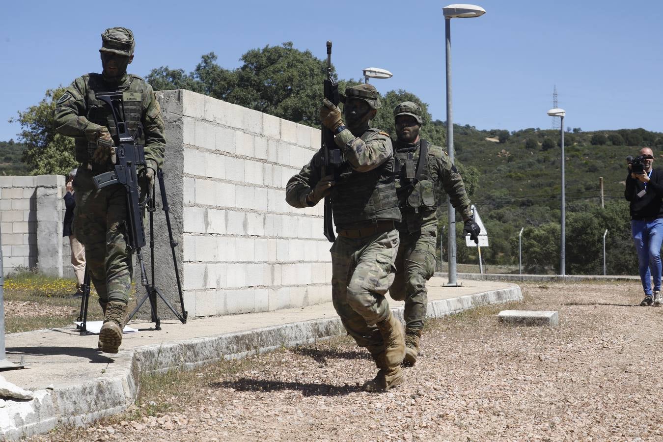 La visita de la ministra de Defensa a la Base de Cerro Muriano en Córdoba, en imágenes