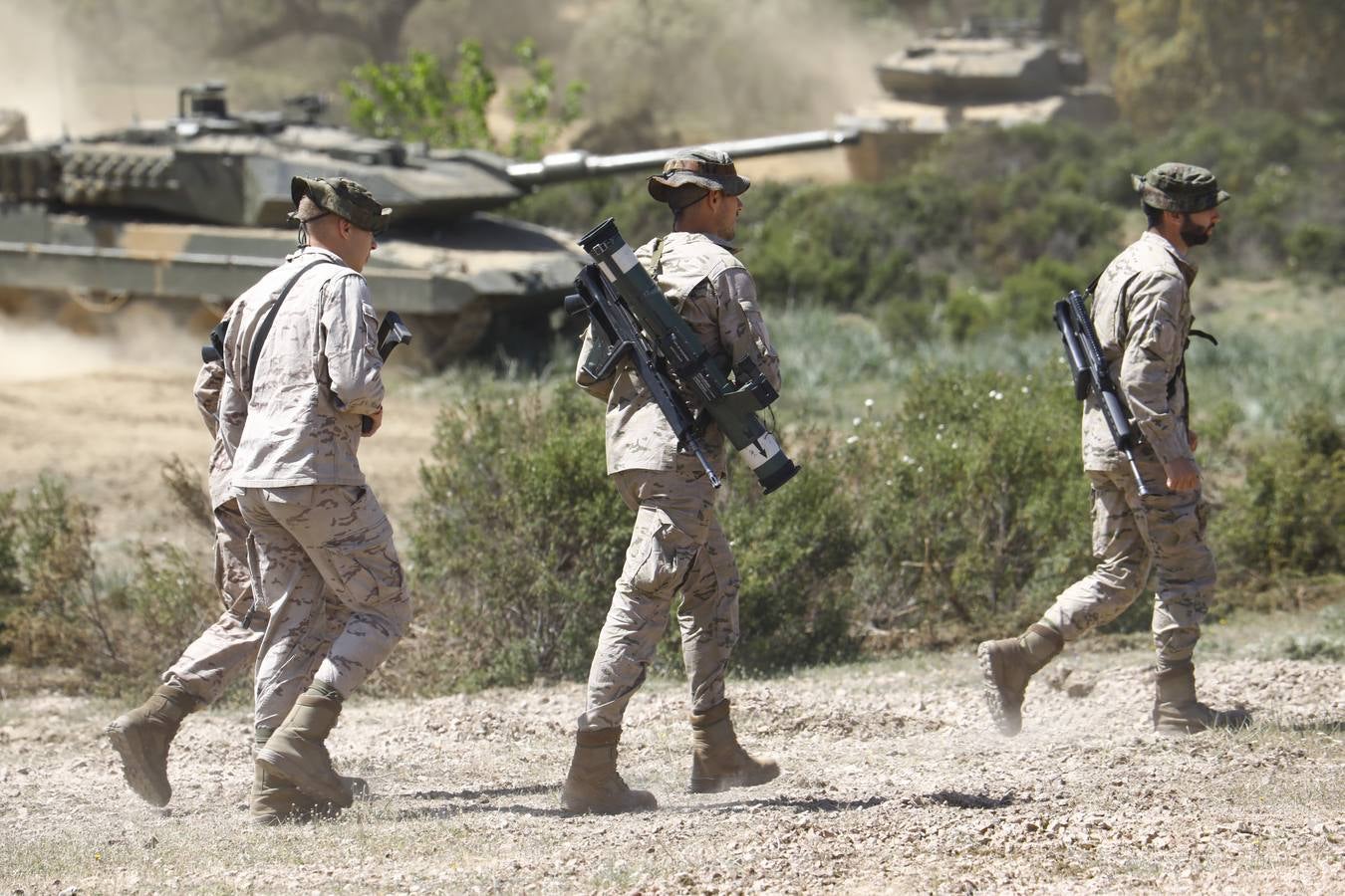 La visita de la ministra de Defensa a la Base de Cerro Muriano en Córdoba, en imágenes
