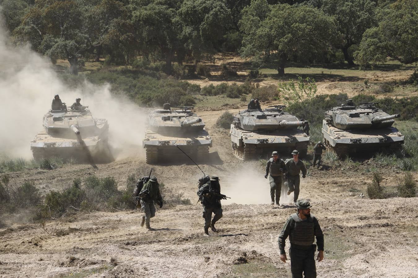 La visita de la ministra de Defensa a la Base de Cerro Muriano en Córdoba, en imágenes