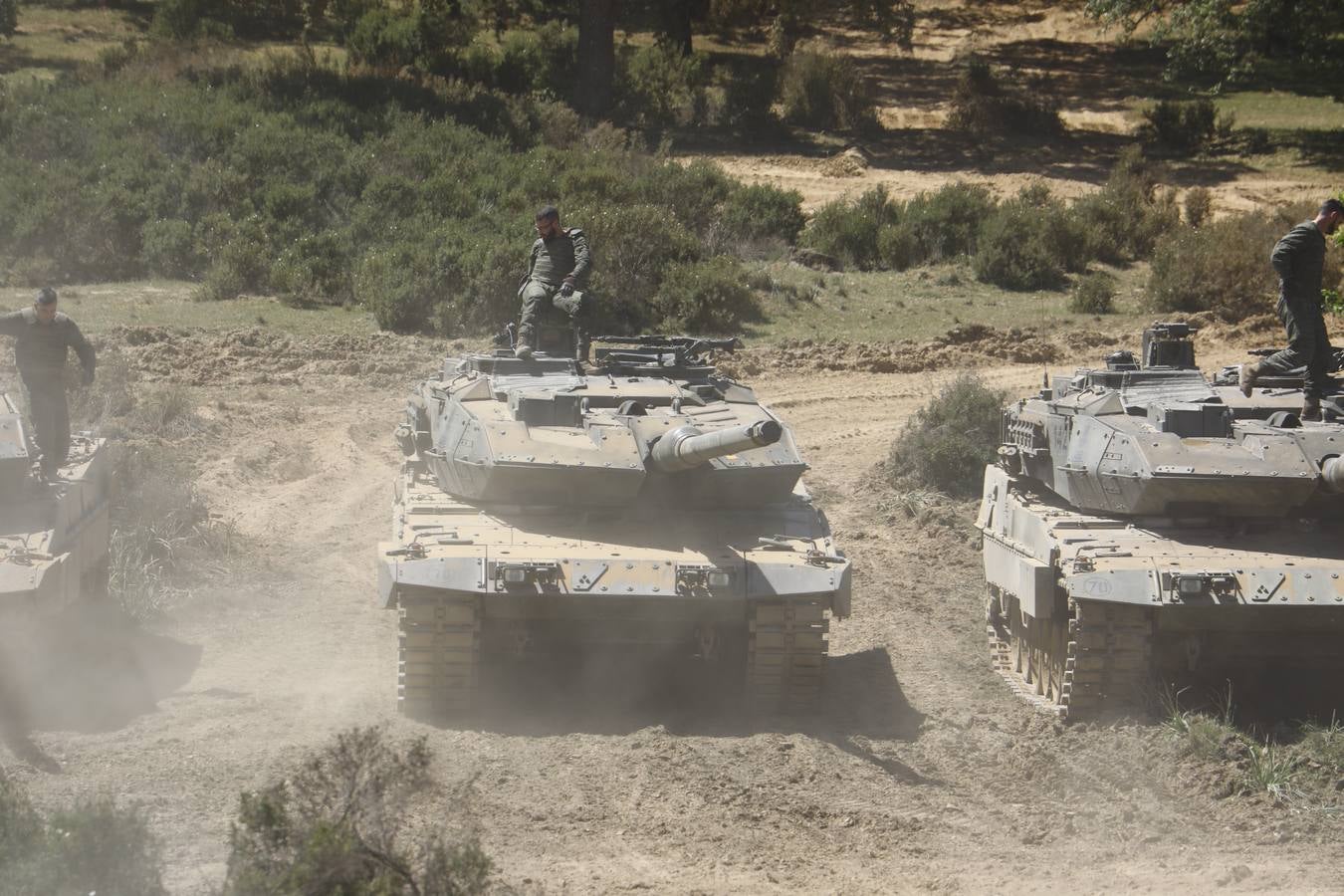 La visita de la ministra de Defensa a la Base de Cerro Muriano en Córdoba, en imágenes