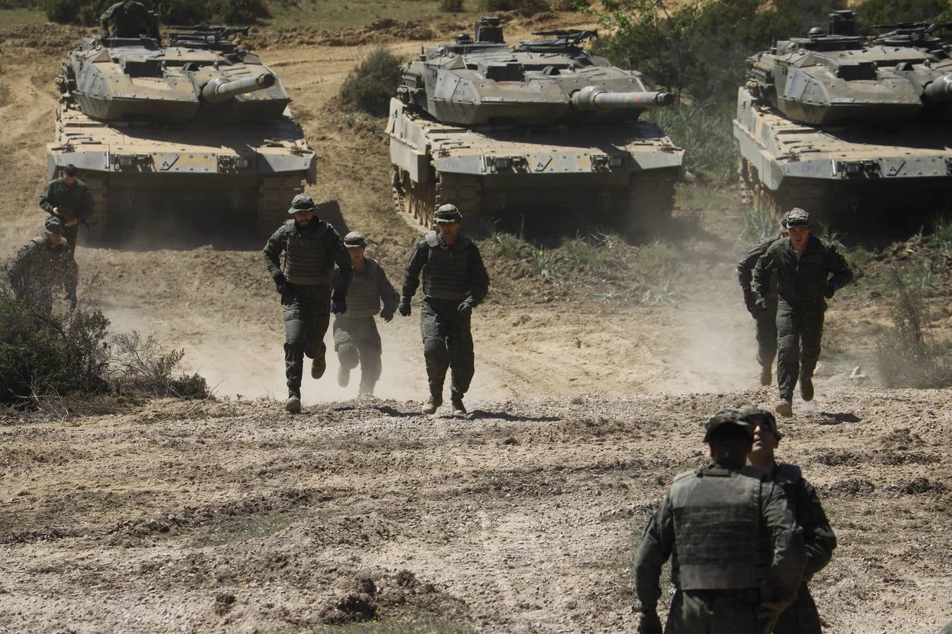 La visita de la ministra de Defensa a la Base de Cerro Muriano en Córdoba, en imágenes