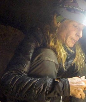 Imagen secundaria 2 - Flamini, con su equipo saliendo de la cueva y abajo, en dos imágenes durante su estancia en la cavidad