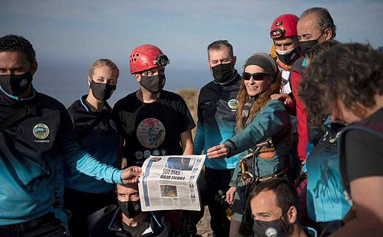Imagen principal - Flamini, con su equipo saliendo de la cueva y abajo, en dos imágenes durante su estancia en la cavidad