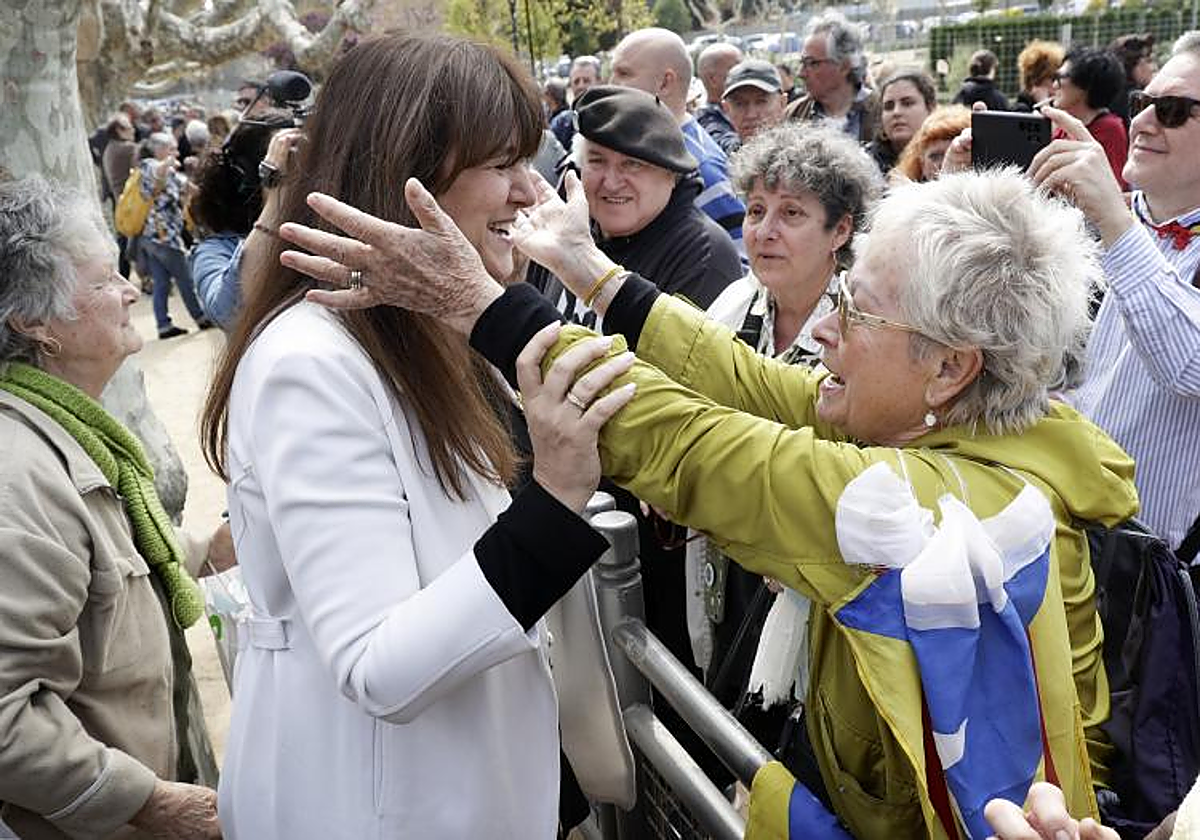 Laura Borràs, saludada por una simpatizante a las puertas del Parlamento de Cataluña, el 30 de marzo tras recibir la notificación de sus sentencia por parte del TSJC