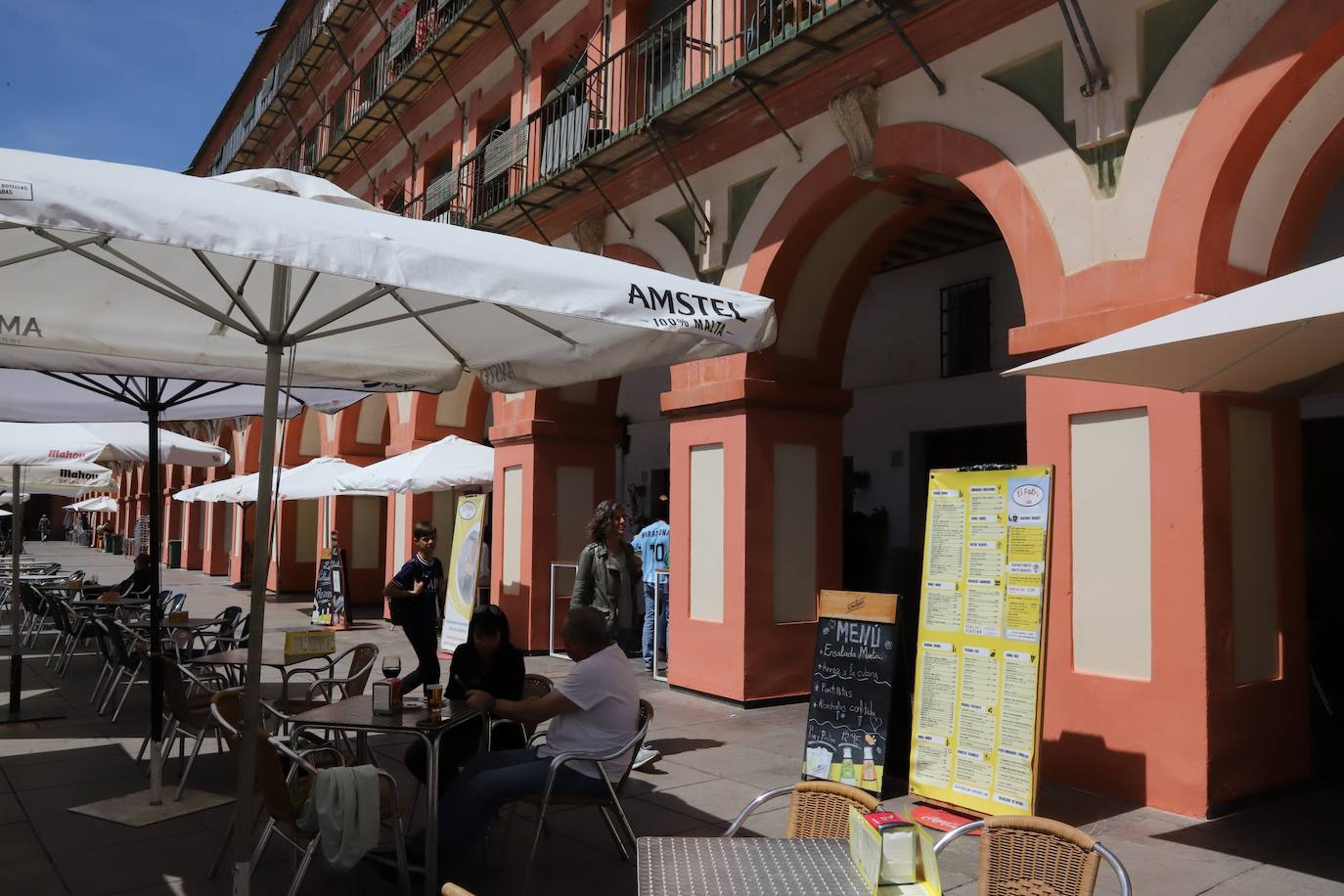 La plaza de la Corredera de Córdoba después de la limpieza, en imágenes