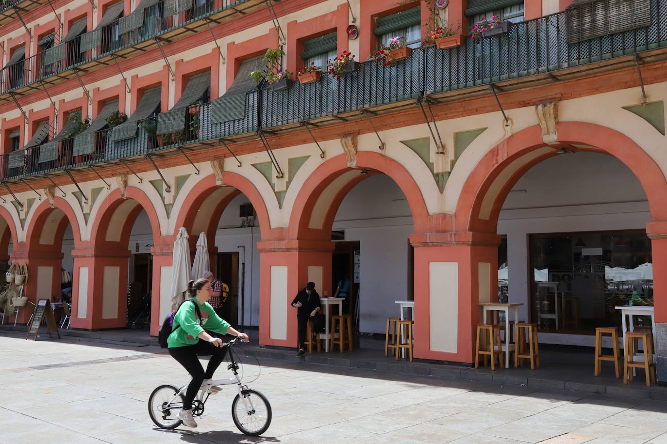 La plaza de la Corredera de Córdoba después de la limpieza, en imágenes