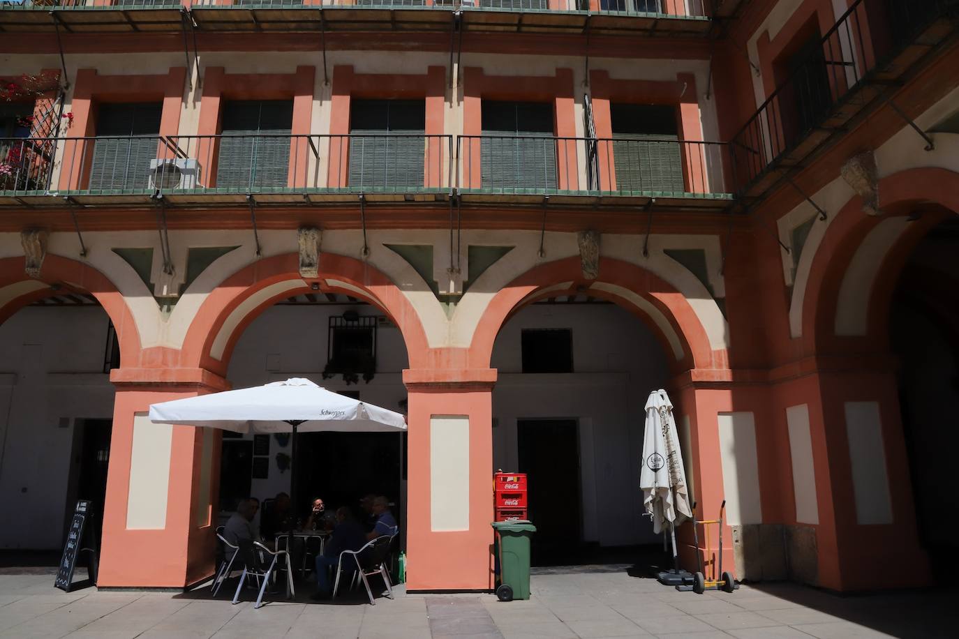 La plaza de la Corredera de Córdoba después de la limpieza, en imágenes