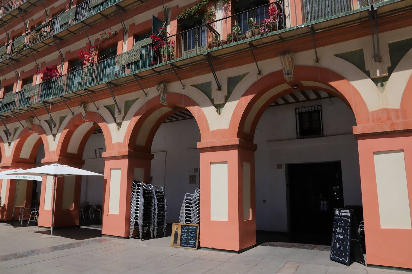 La plaza de la Corredera de Córdoba después de la limpieza, en imágenes