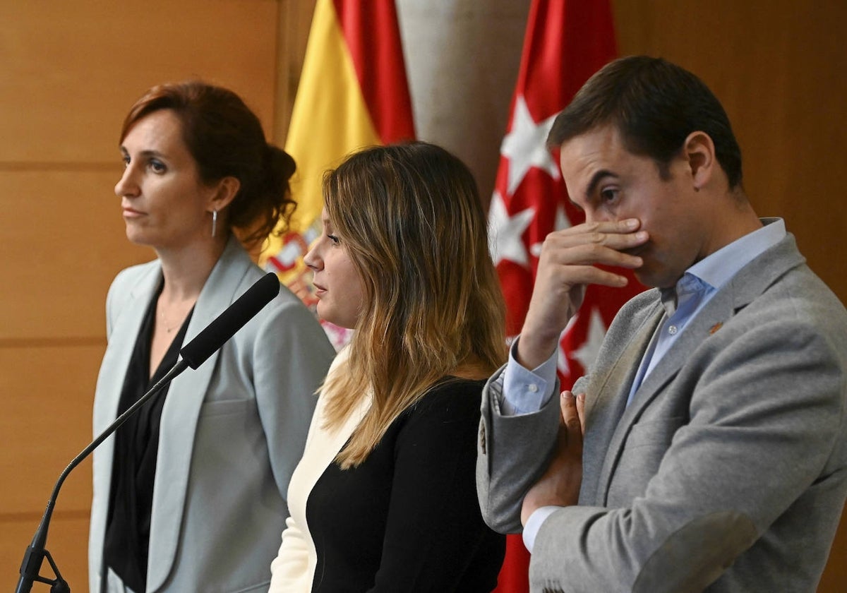 Mónica García (Más Madrid), Alejandra Jacinto (Unidas Podemos) y Juan Lobato (PSOE), en la Asamblea