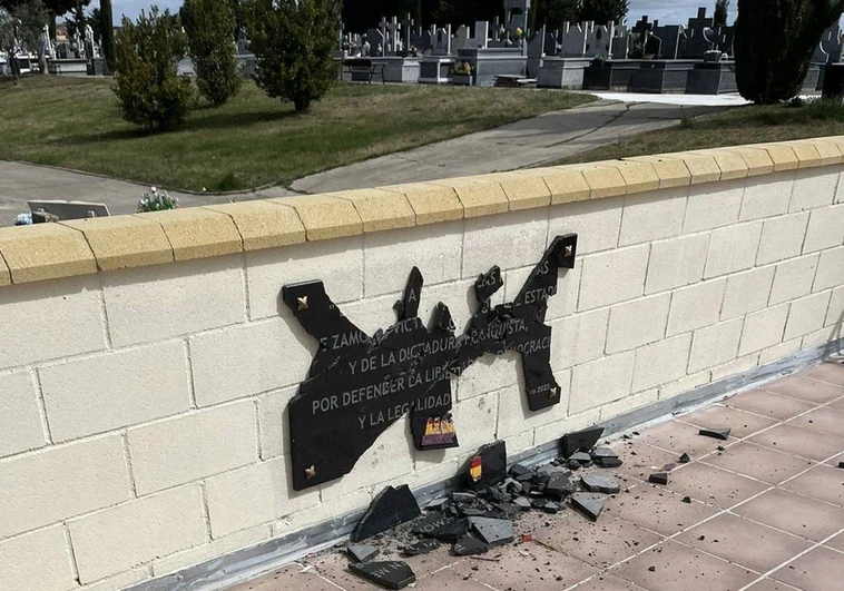 Destrozan con una maza la placa antifranquista colocada en el cementerio de Zamora
