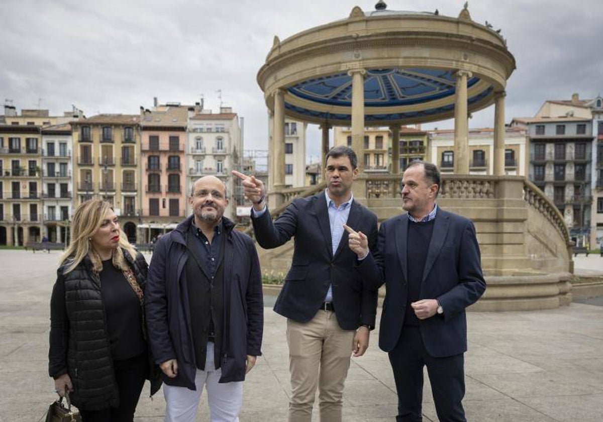 Javier García, entre Alejandro Fernández y Carlos Iturgaiz, y la senadora navarra Amelia Salanueva, en Pamplona