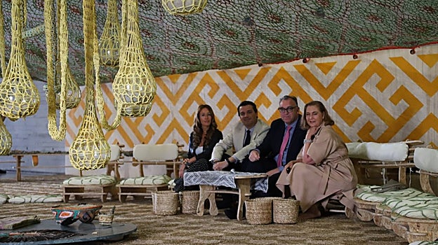 Francesca Thyssen, con el alcalde, el consejero de Cultura y la edil de Cultura, en la instalación de Ernesto Neto