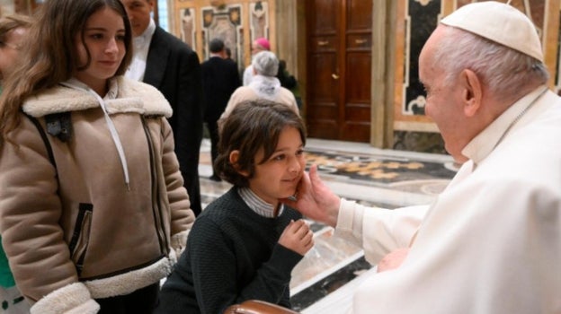 El Papa saluda a un miembro de la Fundación Madre de la Esperanza de Talavera de a Reina