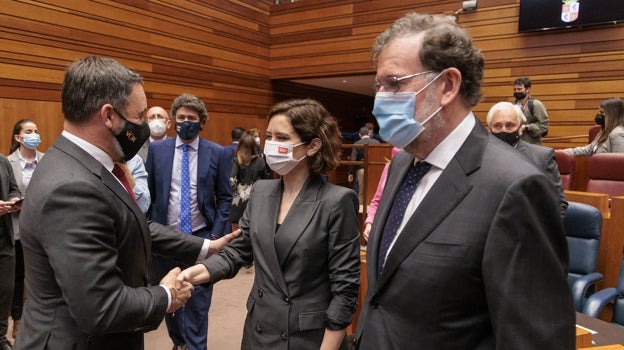 Santiago Abascal, Isabel Díaz Ayuso y Mariano Rajoy, en abril de 2022, en la toma de posesión de Alfonso Fernández Mañueco como presidente de la Junta de Castilla y León