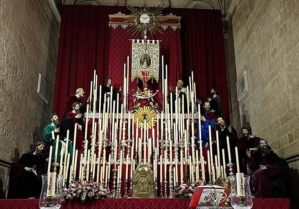 El altar del Rocío, con los 11 apóstoles a ambos lados del Simpecado que recrean Pentecostés