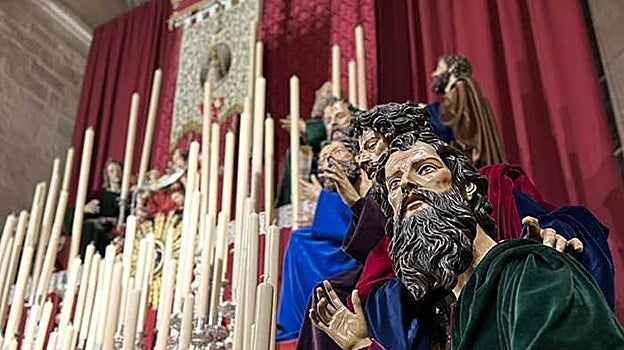 Detalle del altar, con los apóstoles en primer término