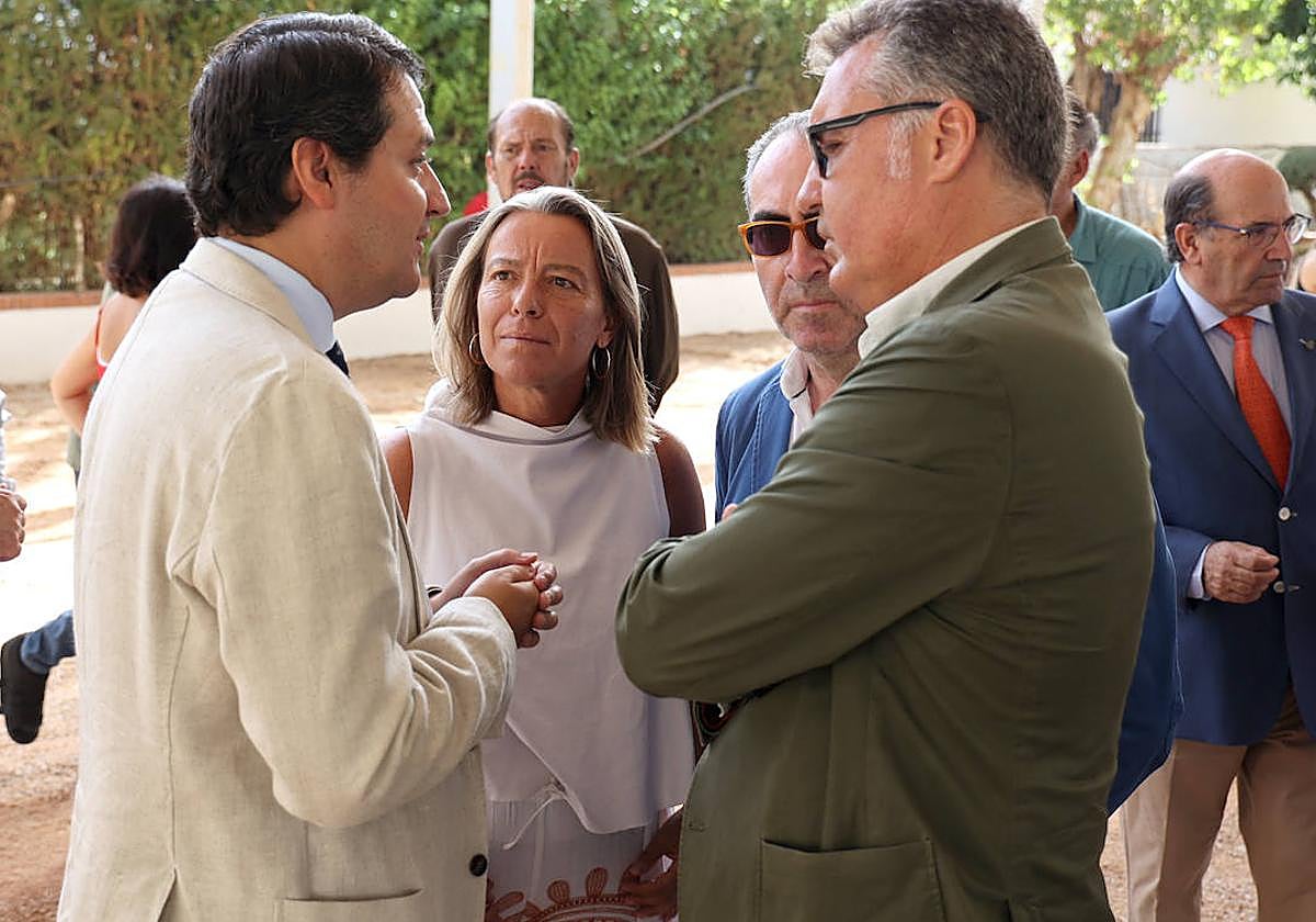 Bellido, hablando con Albás y otros dos ediles de Cs, durante la presentación de un acto