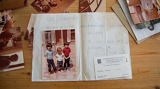 El cartel que pedía información sobre los tres hermanos abandonados