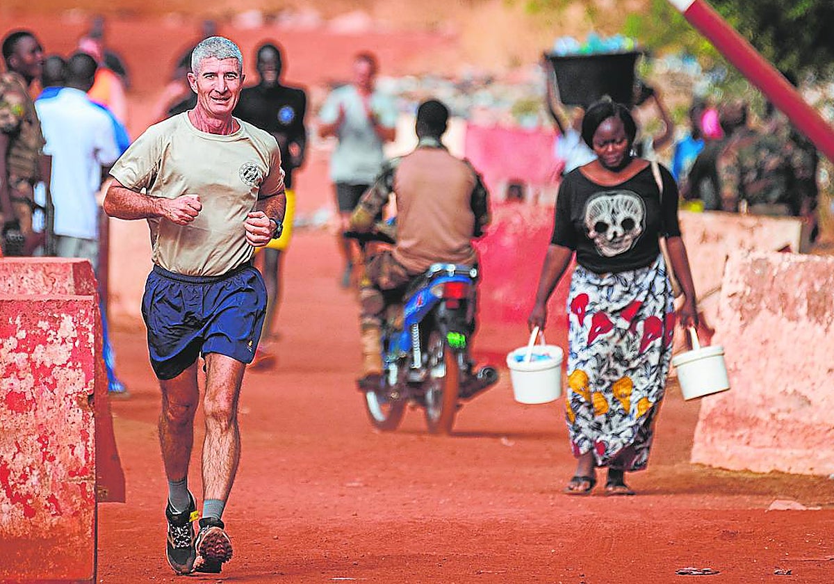 El general español Santiago Fernández Ortiz-Repiso, en Mali, en un momento de su entrenamiento diario