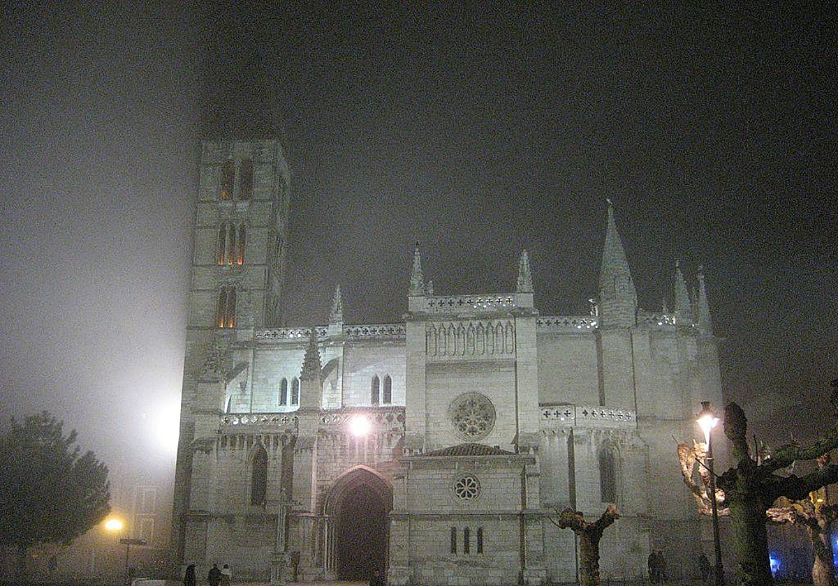 La vallisoletana iglesia de La Antigua, de noche
