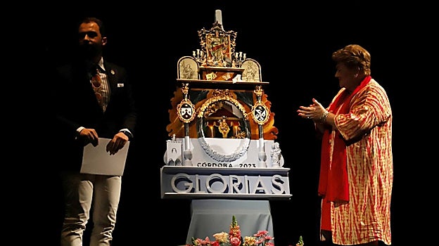 Rafael Laureano, junto al cartel y Olga Caballero