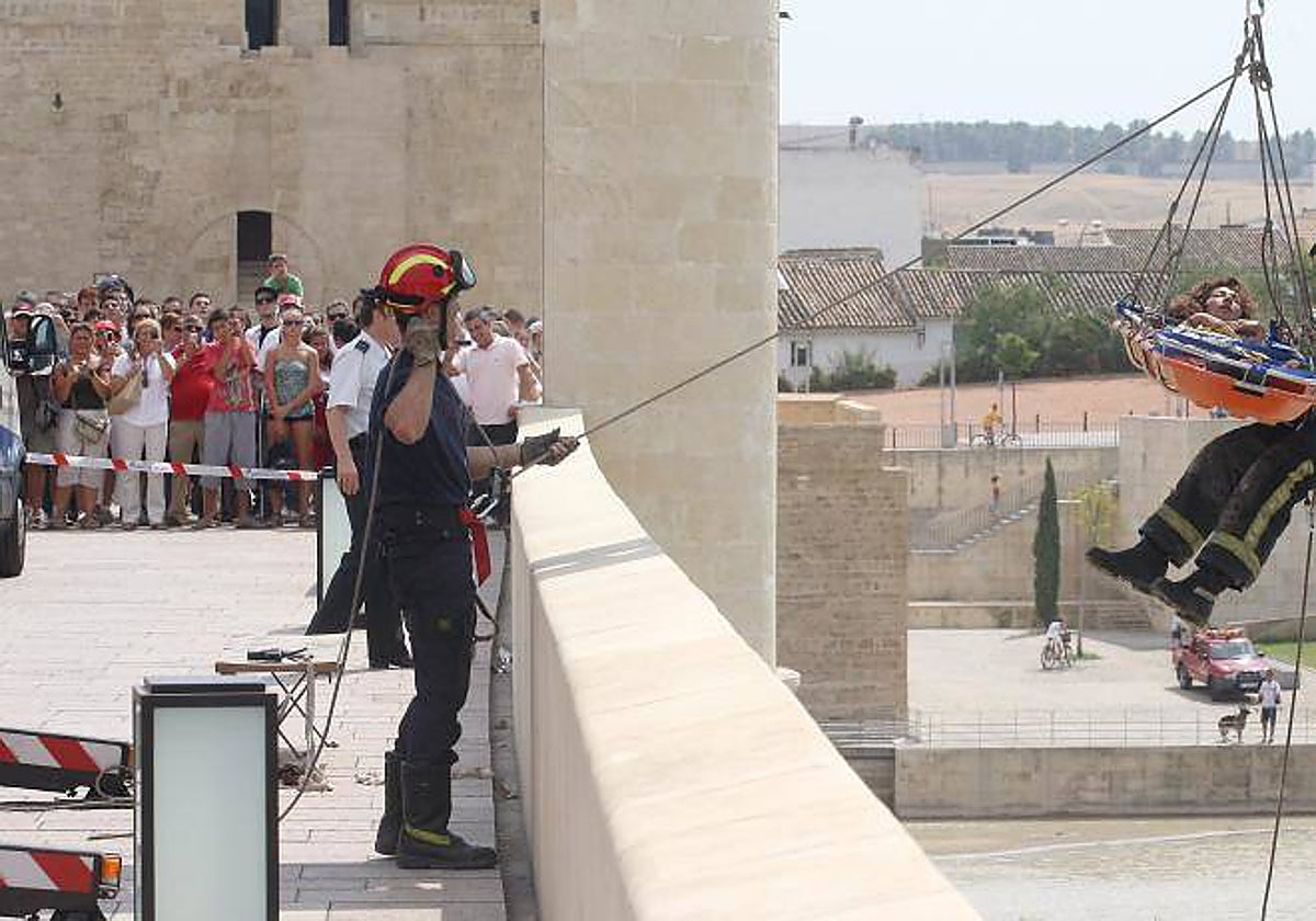 Imagen de archivo del rescate de una mujer en el río a la altura del Puente Romano