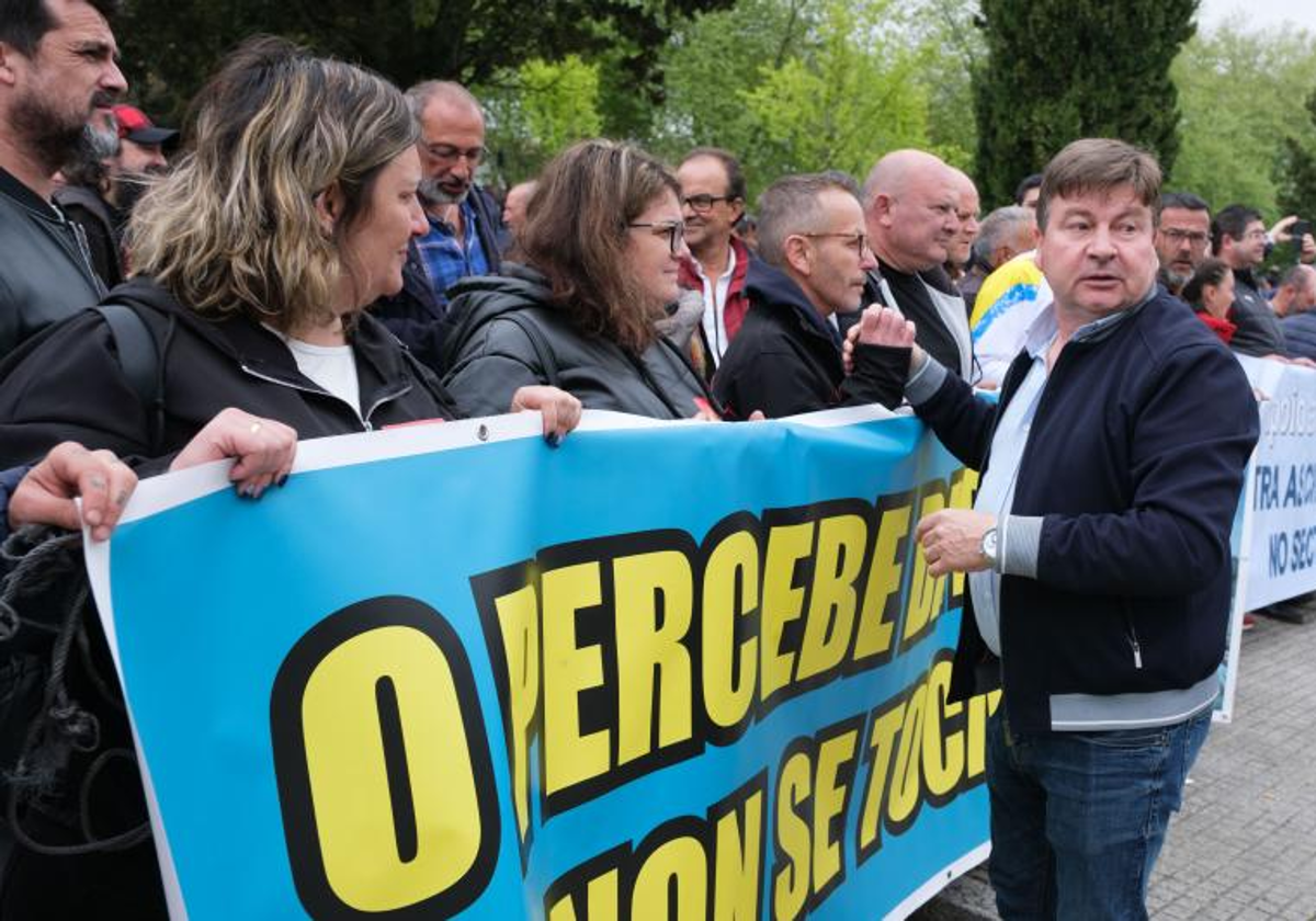 Protesta del sábado en San Caetano del sector del percebe. A la derecha, el presidente de las Cofradías de Galicia, José Antonio Pérez Sieira