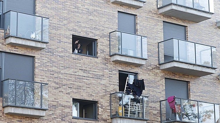 Desalojado sin incidentes y con cinco detenidos el edificio de lujo okupado en Majadahonda