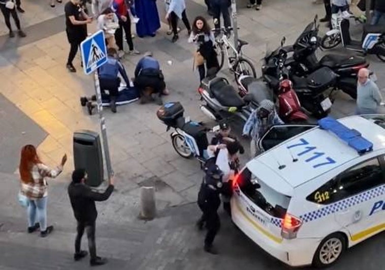 Tres detenidos tras una pelea en Lavapiés en la que cuatro agentes resultaron heridos por golpes