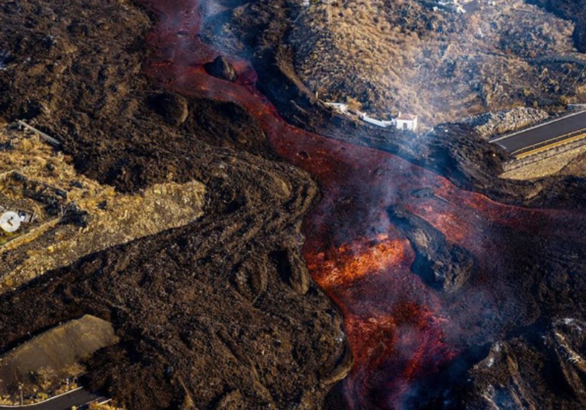 La colada de lava engulle una carretera en la vertiente oeste de La Palma