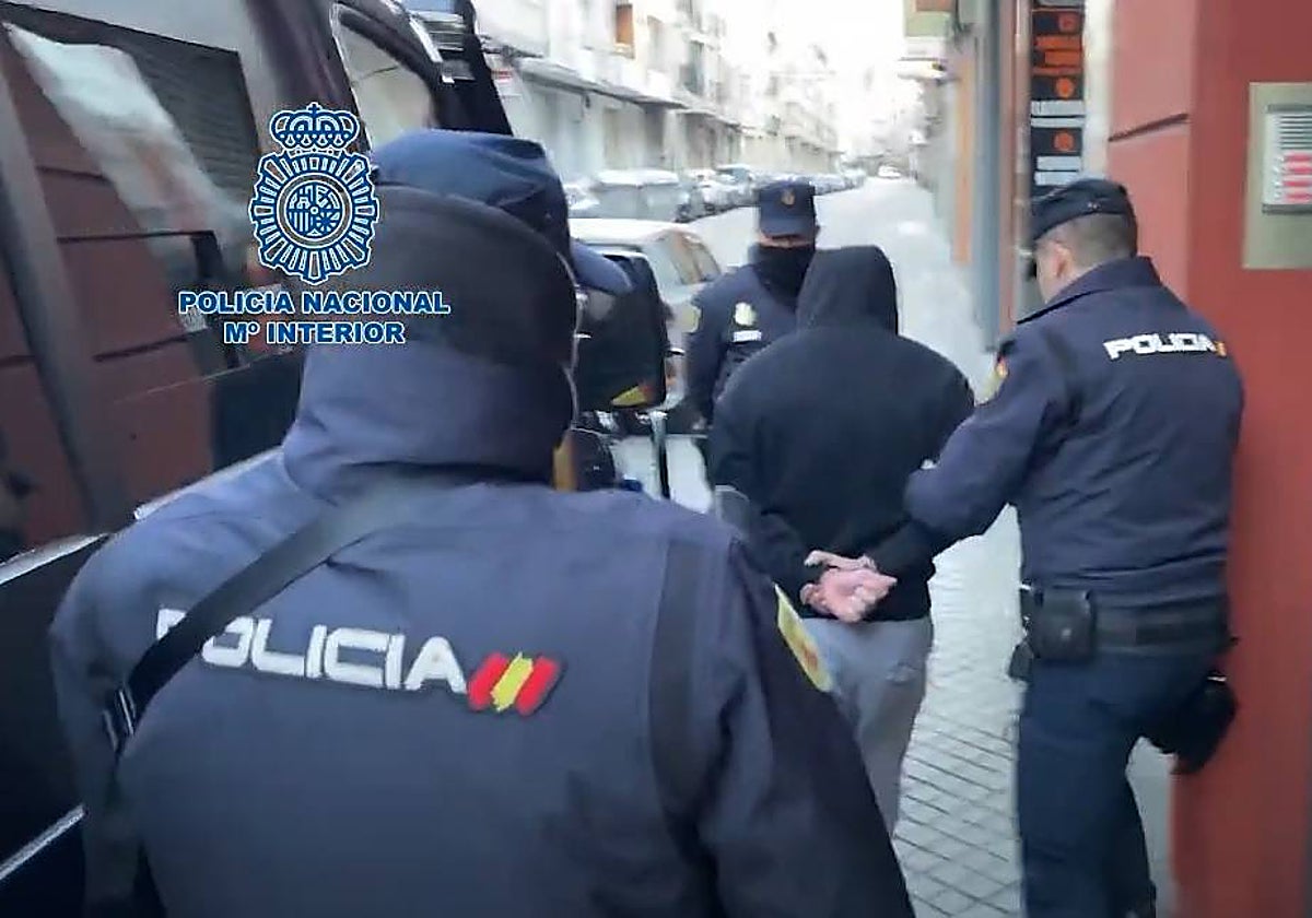 Detención de uno de los supuestos miembros de la organización por parte de la Policía Nacional