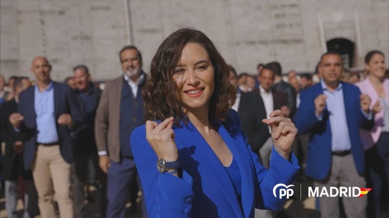 El candidato del PP descompasado que 'revienta' el vídeo de la campaña de Ayuso para el 28M