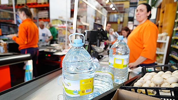 Garrafas de agua en la caja de un súper de Pozoblanco