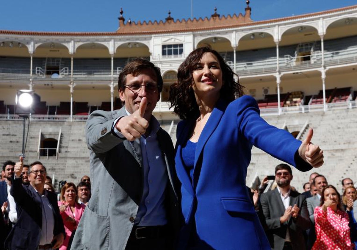 Isabel Díaz y Ayuso y José Luis Martínez-Almeida, en un acto de presentación de candidatos municipales en la plaza de toros de Las Ventas