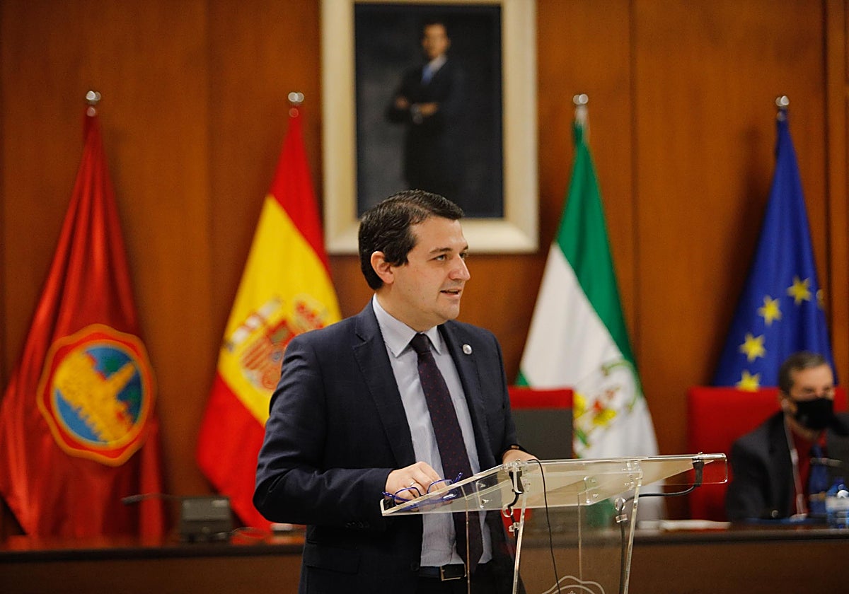 El alcalde, durante un debate psado