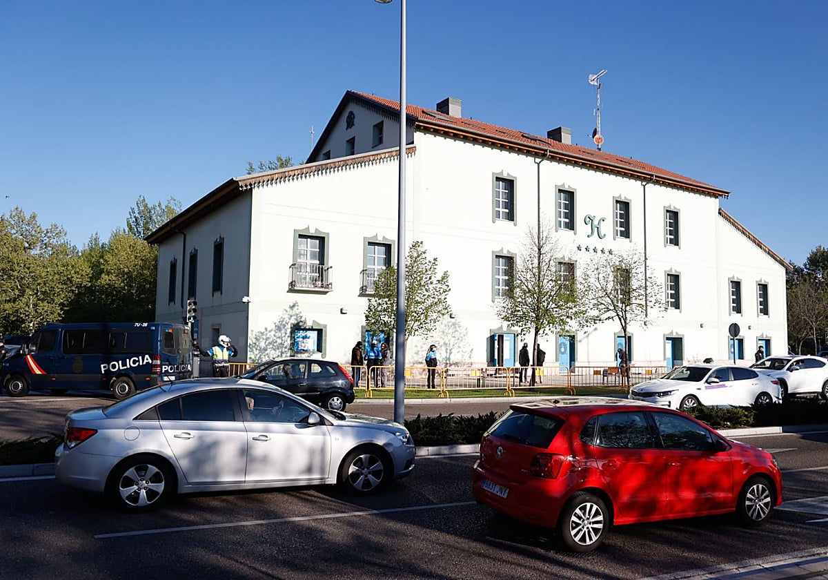 Cordón policial en la Avenida Salamanca frente al edificio desalojado