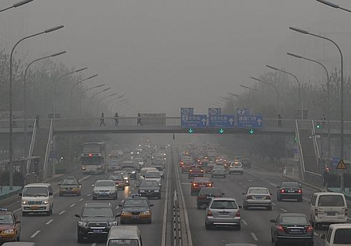 Carretera y polución suspendida en foto de archivo