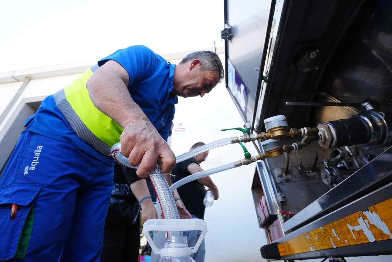 El reparto de agua en Pozoblanco, en imágenes