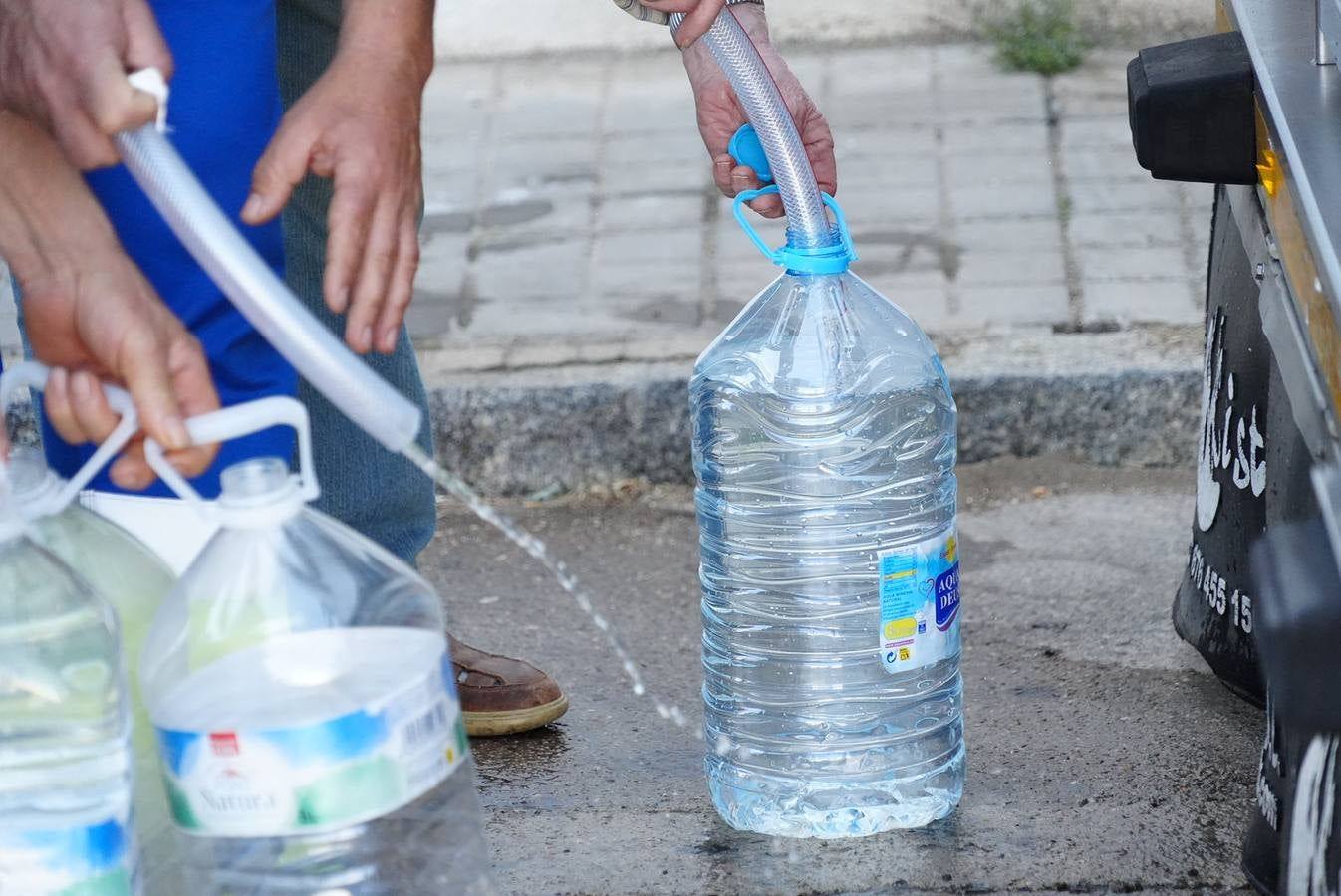 El reparto de agua en Pozoblanco, en imágenes