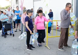 El reparto de agua en Pozoblanco, en imágenes