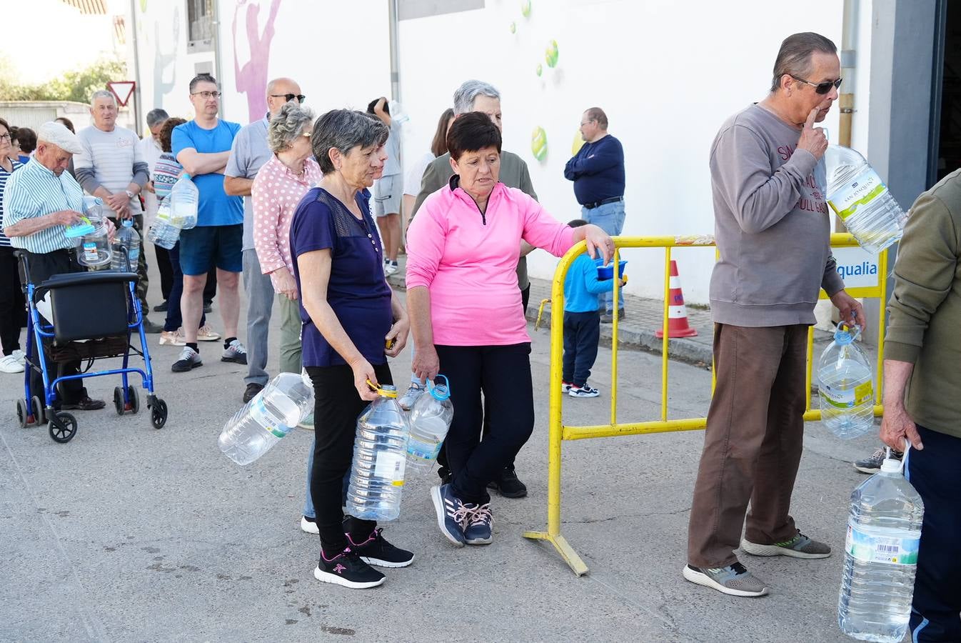 El reparto de agua en Pozoblanco, en imágenes