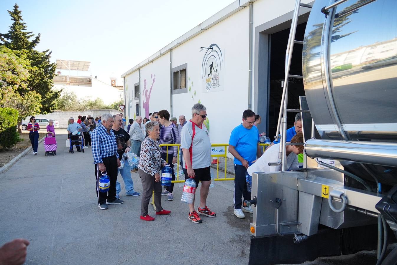 El reparto de agua en Pozoblanco, en imágenes