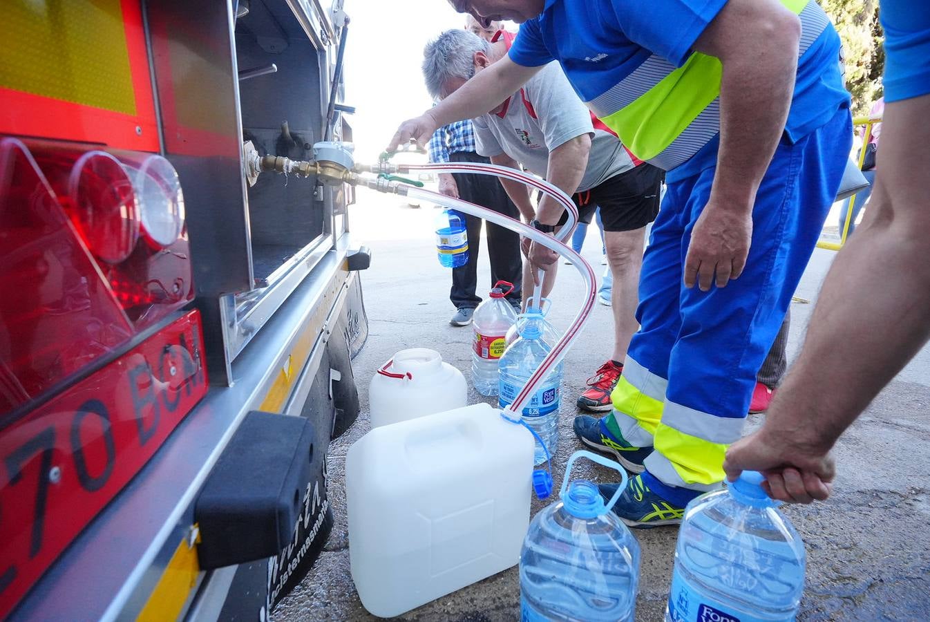 El reparto de agua en Pozoblanco, en imágenes
