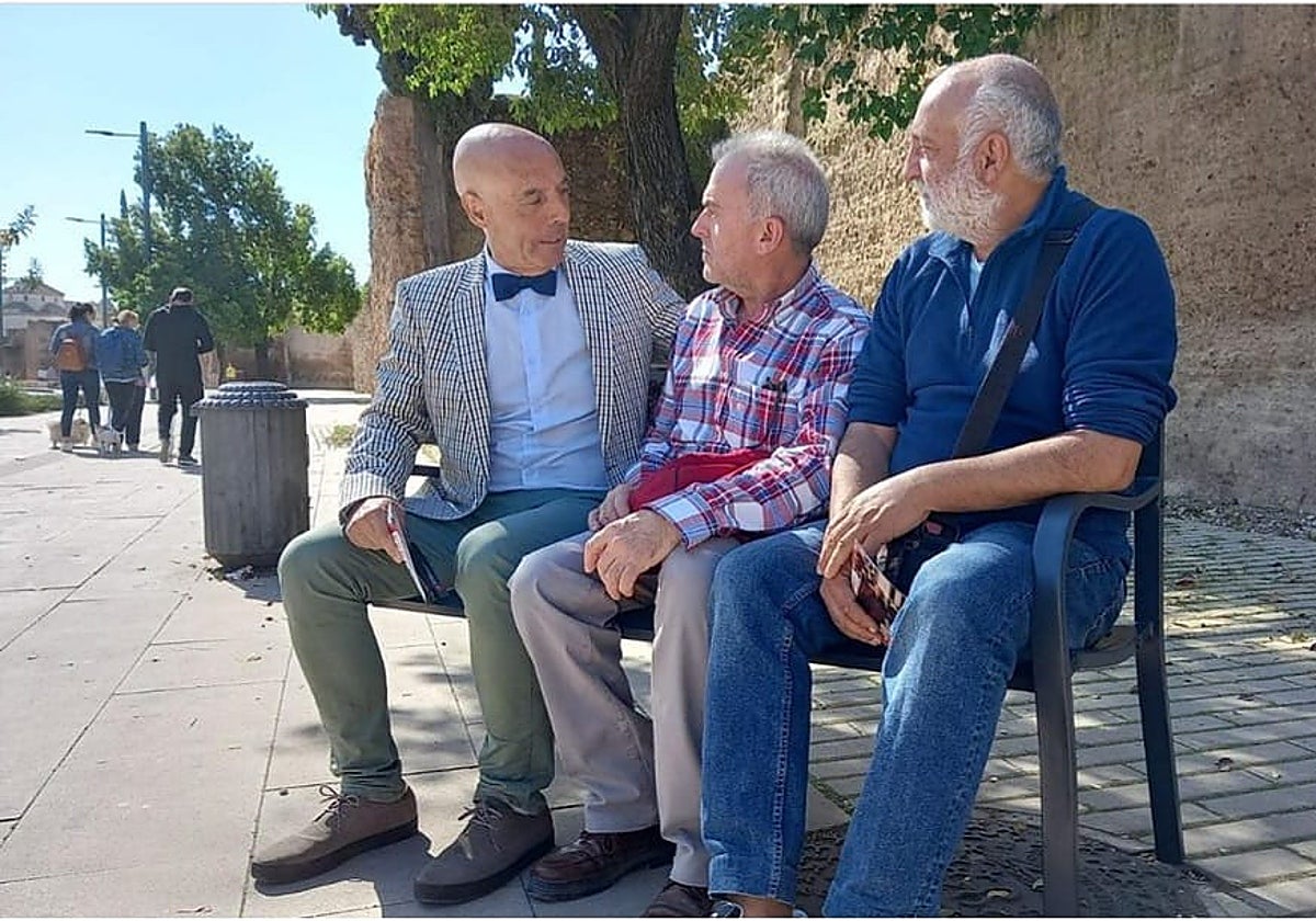 Antonio Hurtado conversa con unos vecinos