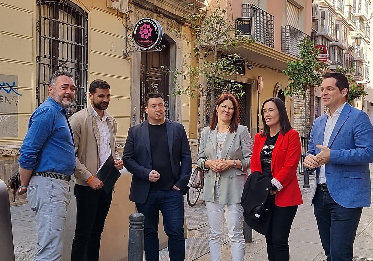 La candidata de Ciudadanos, Noelia Losada, junto a otros miembros del partido a las puertas de La Invisible