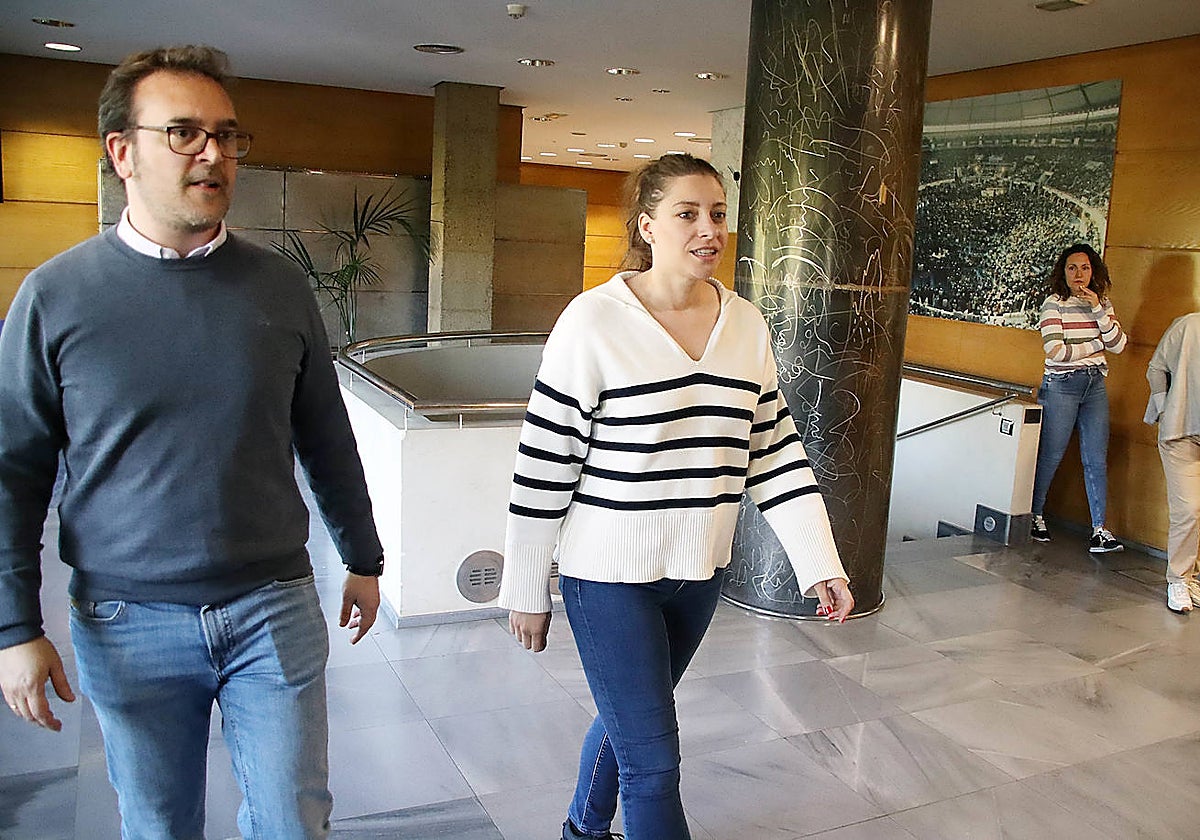 Ester Muñoz junto al procurador Ricardo Gavilanes